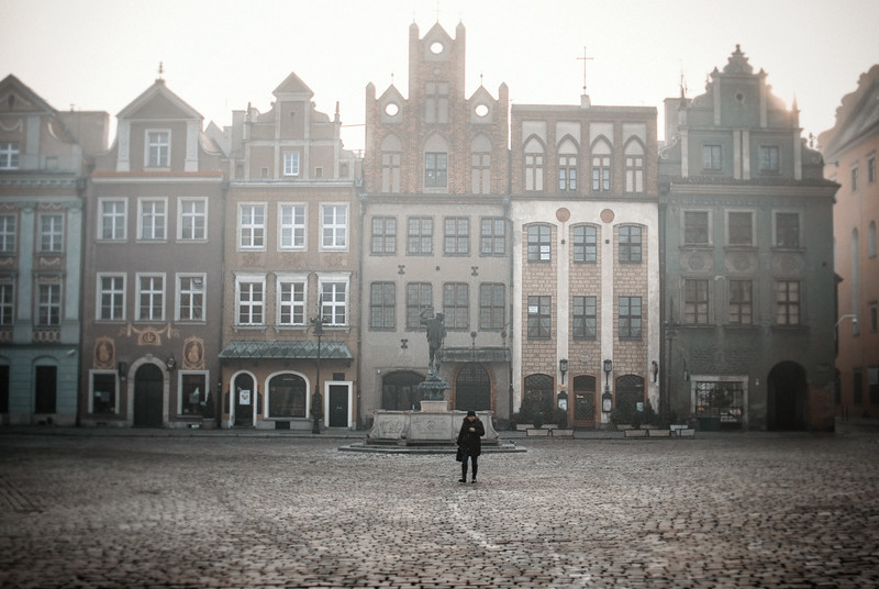 stary ryenk fog sun breaking back behind buildings ,an crossing fountain winter dawn.jpg